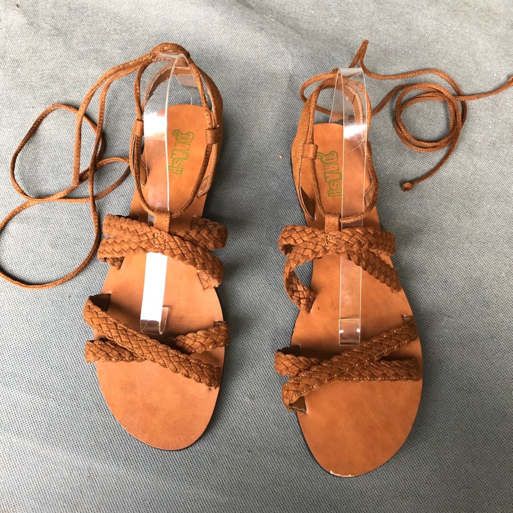 Chris cross sandal with ankle tie straps.